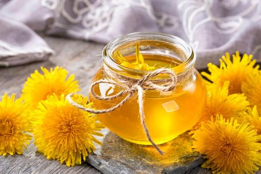 dandelion honey in a jar and fresh flowers PKAQE2R ea082